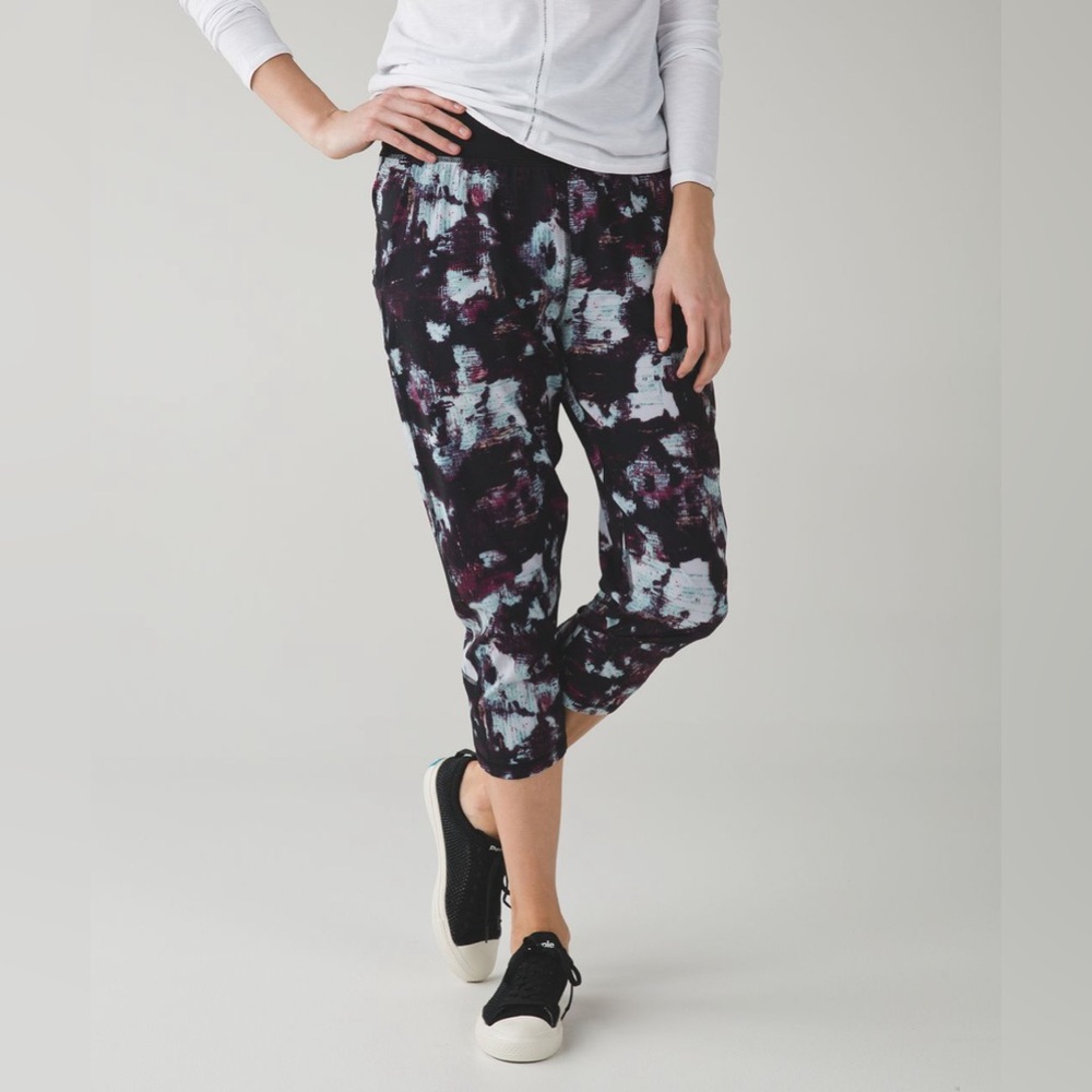 Lululemon Tranquil Crop Kara Blossom Multi / Black